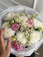 Букет из хризантемы, лизиантуса, пионов и ромашки