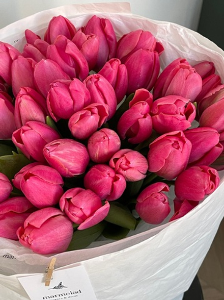 Букет из 51 ярко-розового тюльпана доступен к заказу с 3.03.2026