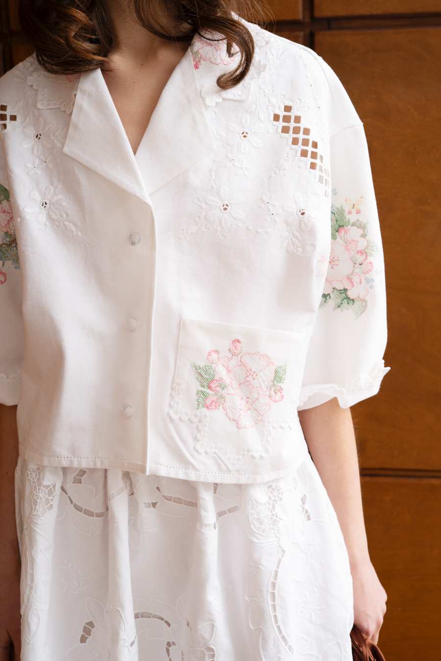Укороченная рубашка с цветочной вышивкой