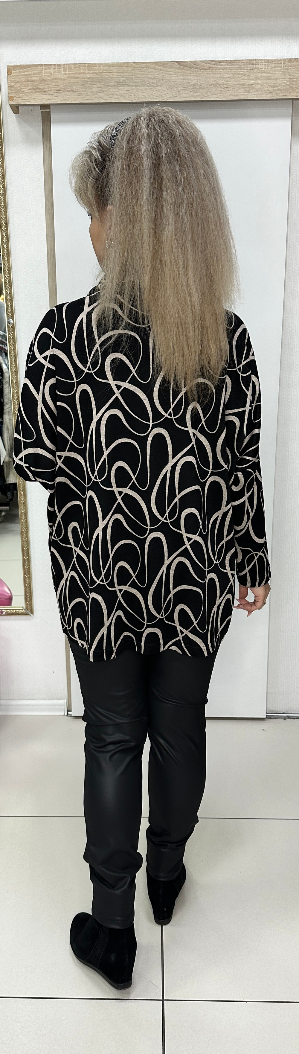 Туника черная с хомутом и бежевым абстрактным изображением