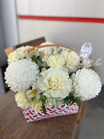 Композиция в корзине с розой, хризантемой и альстромерией