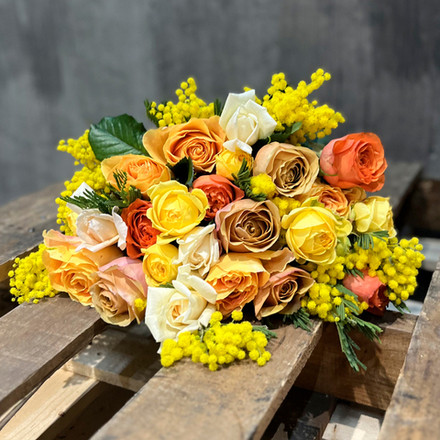 🌸☀️ Весенний водоворот — садовые и ароматные розы + душистая пушистая мимоза — 8 марта у Феи