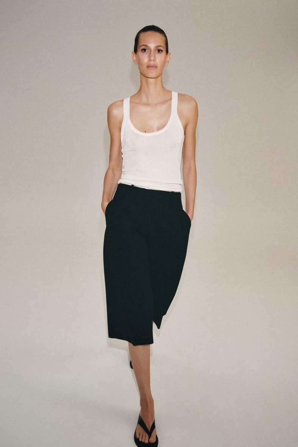 ZARA ПРЯМЫЕ ШОРТЫ С ЗАЩИПАМИ — ZW COLLECTION, ЧЕРНЫЙ