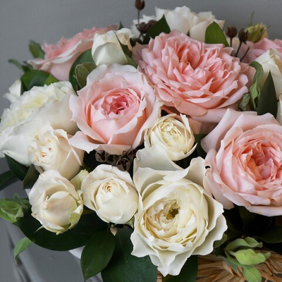 70. Композиция из роз в корзинке