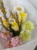 Букет сборный из генисты, гиацинтов, диантусов и минигерберы