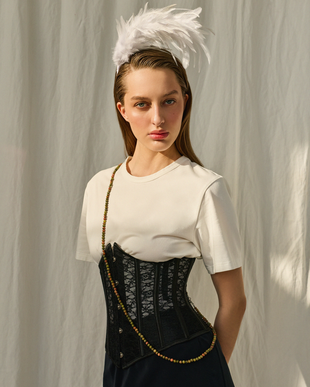 Нить из мукаитовой яшмы