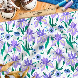 Ткань атлас бледные фиолетовые ирисы на белом фоне