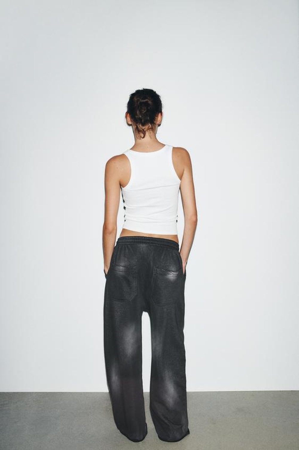 ZARA БРЮКИ ИЗ МЯГКОЙ ТКАНИ С ЭФФЕКТОМ ПОТЕРТОСТИ И ДЫРАМИ, ЧЕРНЫЙ