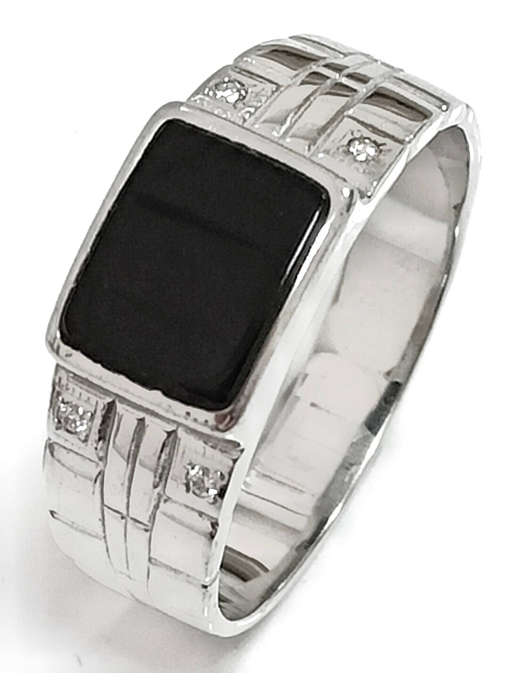 Ювелирное кольцо из серебра с ониксом