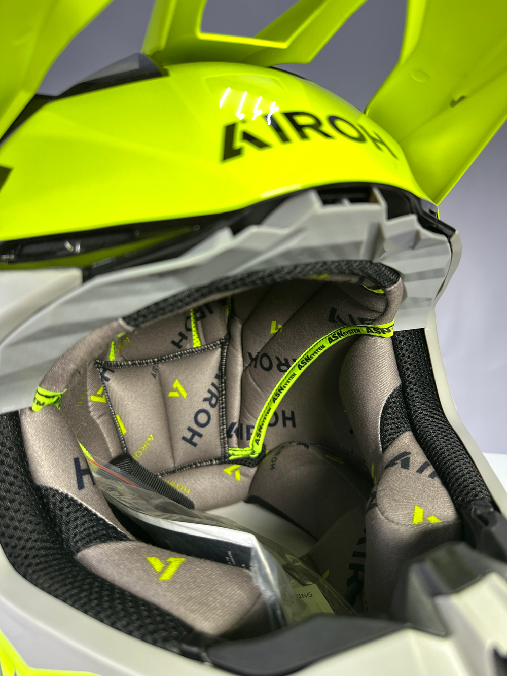 Шлем Airoh TWIST 3 KING Yellow Glossy