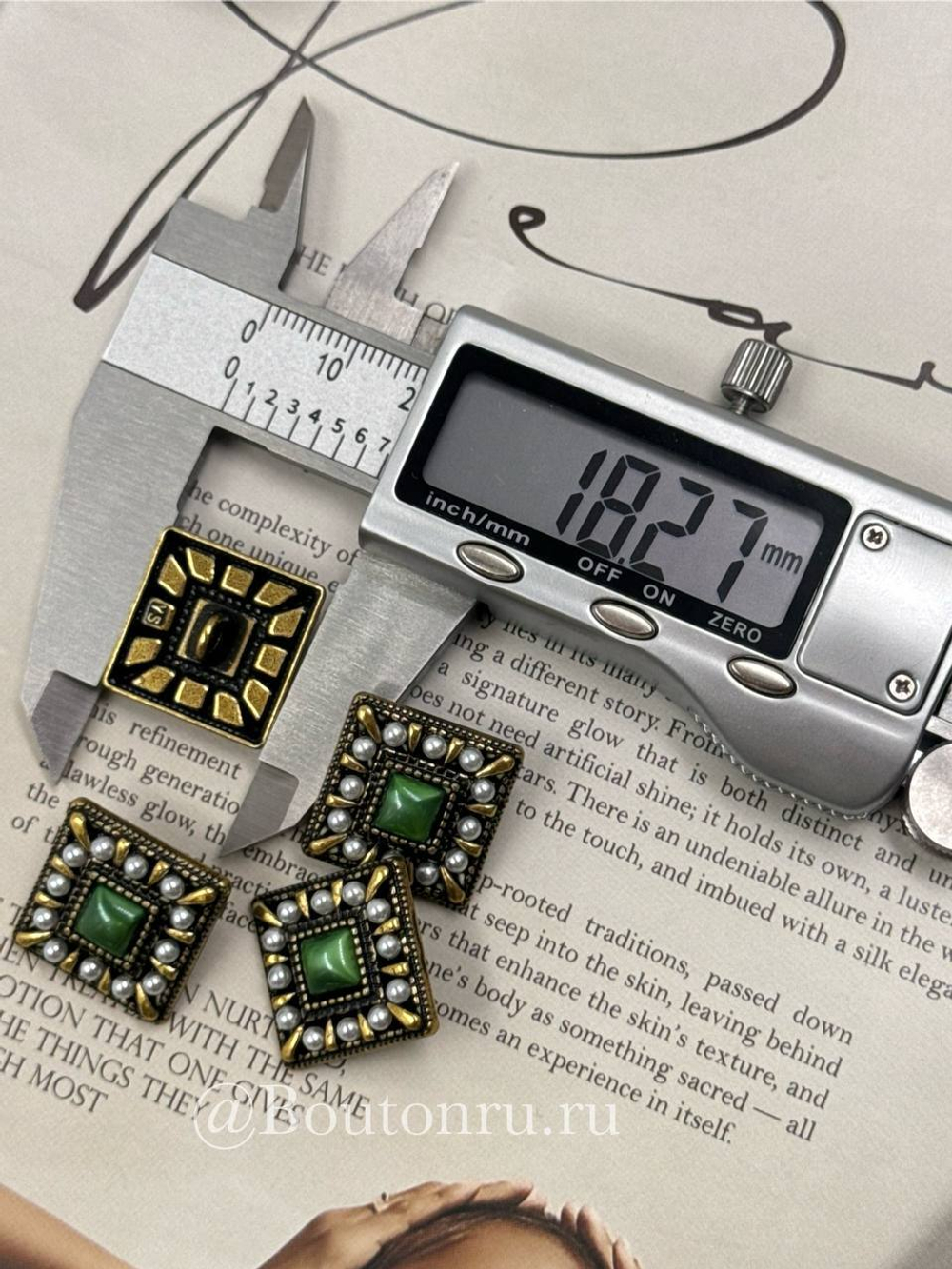 Пуговицы квадратные с жемчугом и зеленой эмалью бронзовые