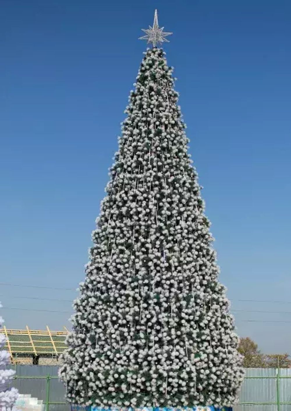 Уличная елка каркасная "Уральская сосна" (бело-зеленая леска) 30 м