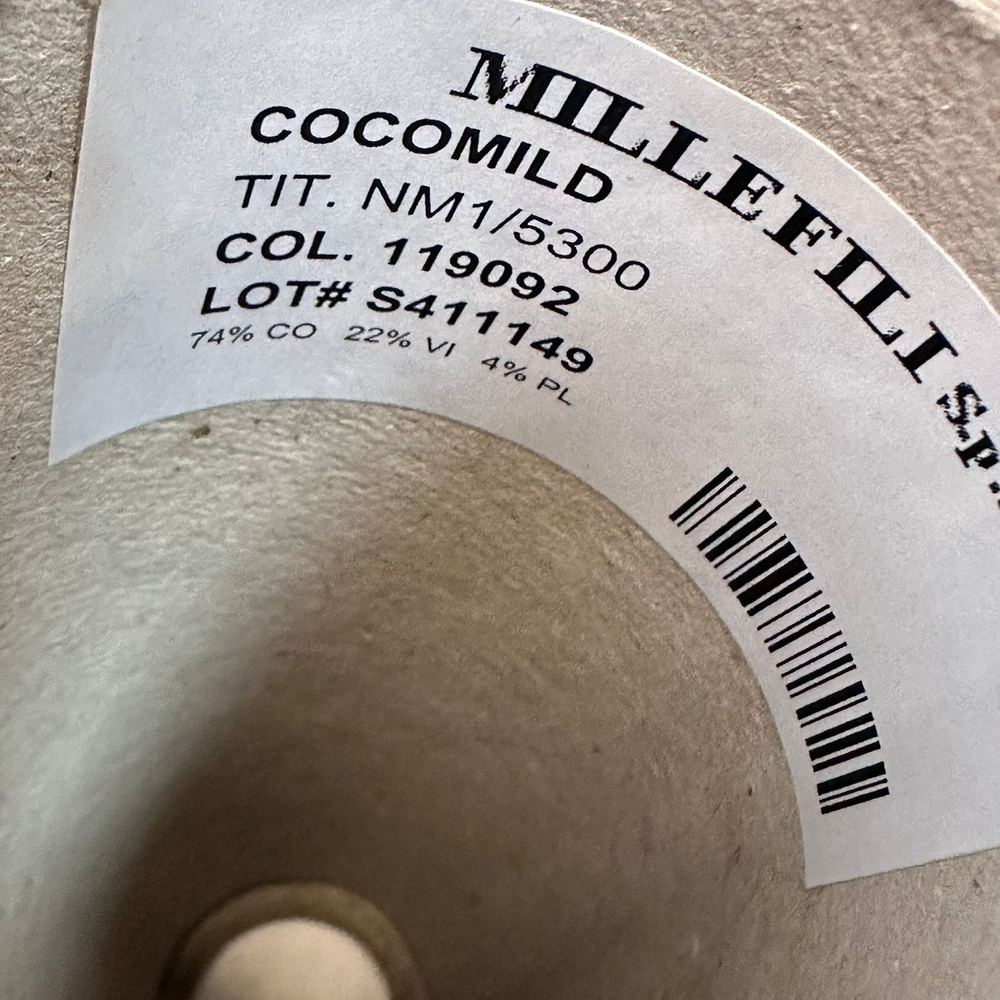 COCOMILD - Millefili SPA; 74% хлопок, 22% вискоза, 4% п/л; 530м/100гр; col.119092, цвет: белая неравномерная основа, обмотанная темно-зеленой нитью