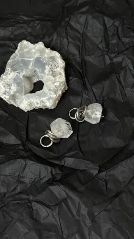 Серьги на замке левербек с горным хрусталем, оттенок серебро