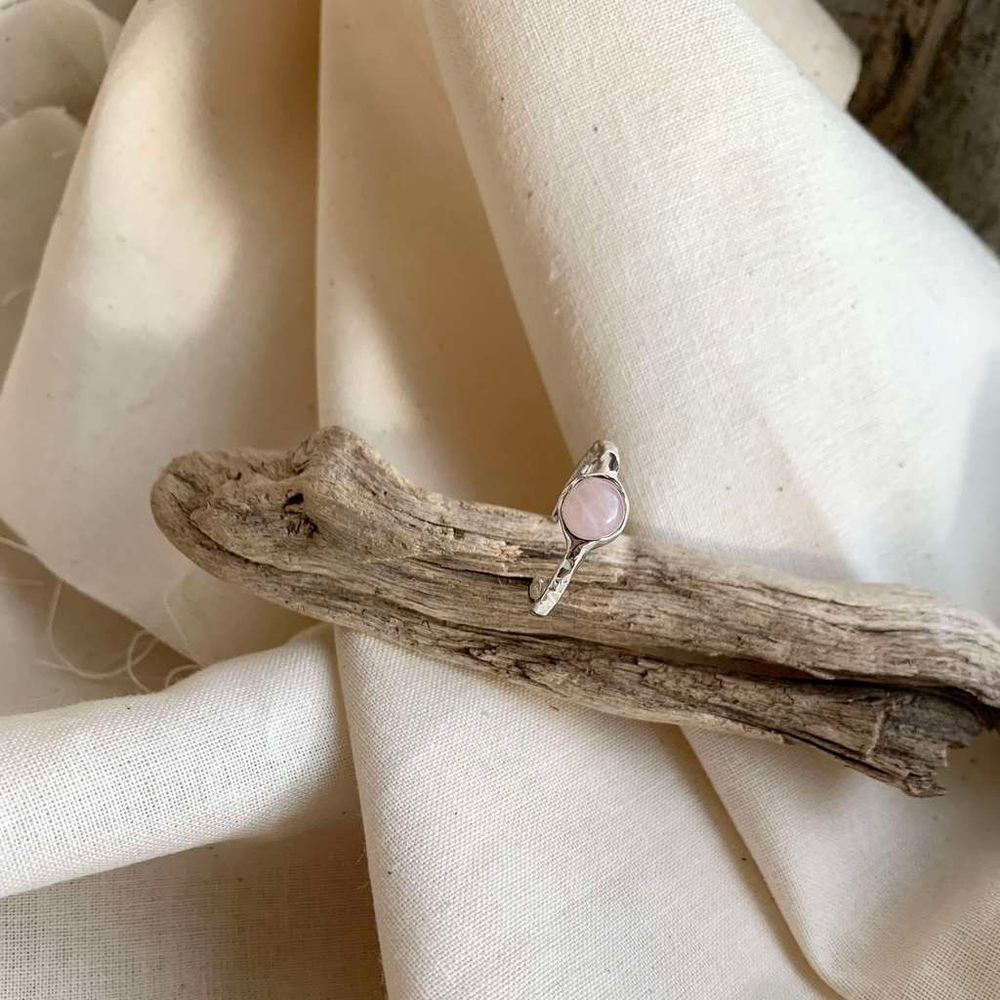 кольцо с розовым кварцем