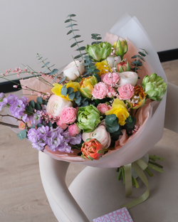 Весенний букет с ранункулюсами, нарциссами, тюльпанами Гудошник и маттиолой