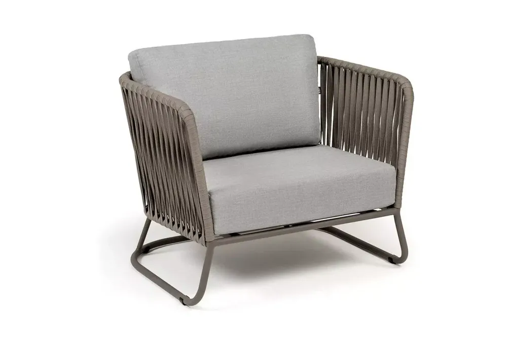 "Багамы" кресло плетеное из роупа, каркас алюминий бежево-серый (RAL7006) муар, роуп серо-коричневый 23мм, ткань светло-серая