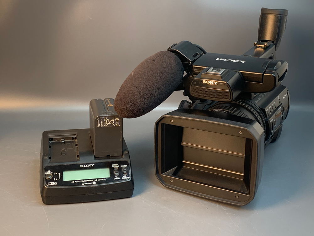 Sony PXW-Z150 194x10 пробега, следы клея в области микрофона