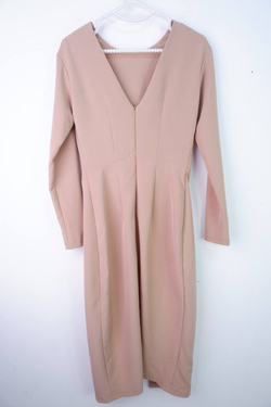 Платье базового оттенка, визуально 42 размер