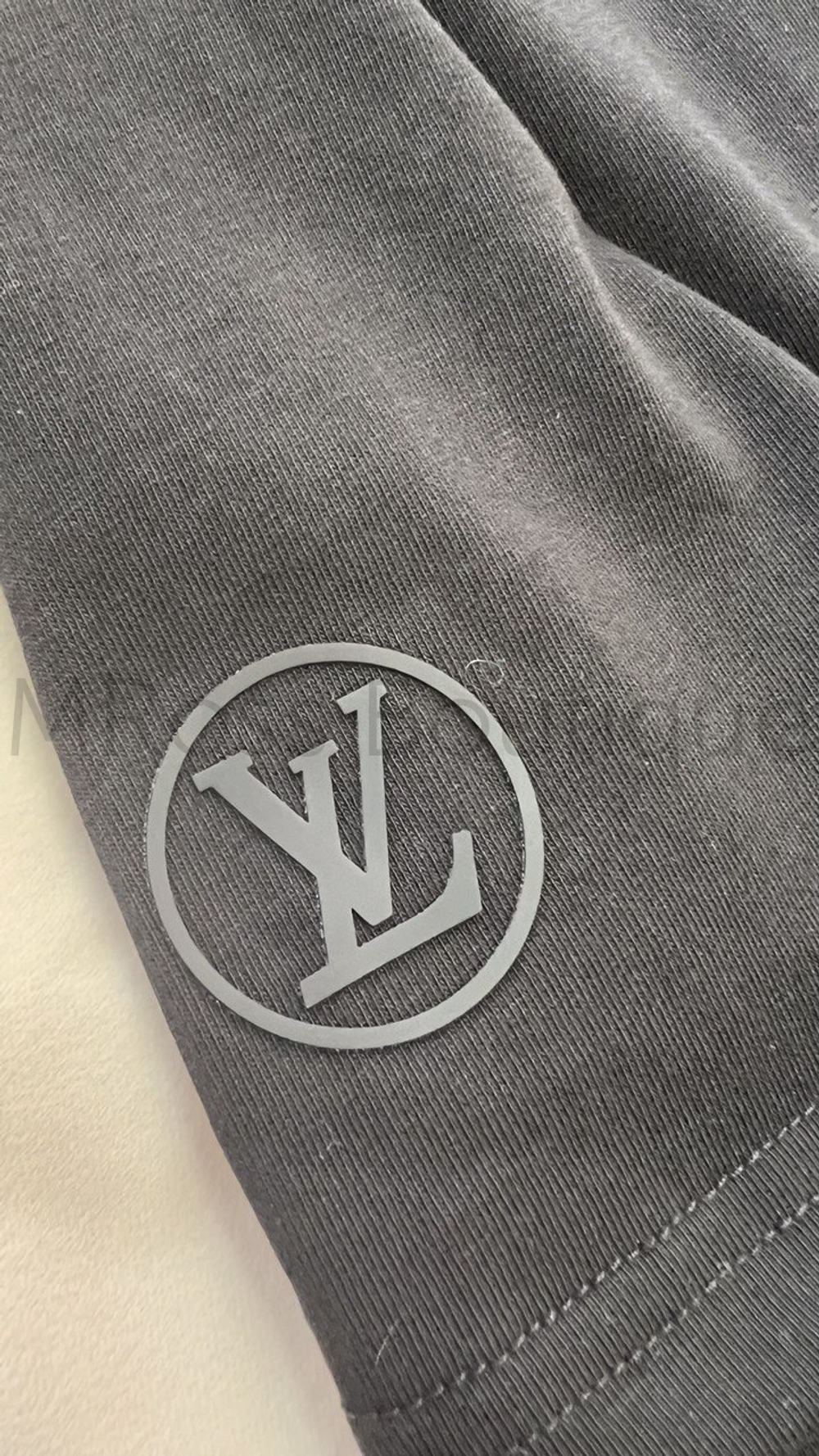 Черная футболка Louis Vuitton с объемной резиновой надписью на груди