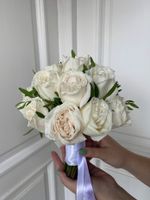 Свадебный букет из одноголовых роз и зелени