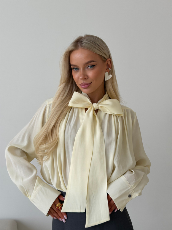 Блуза с бантом молочный