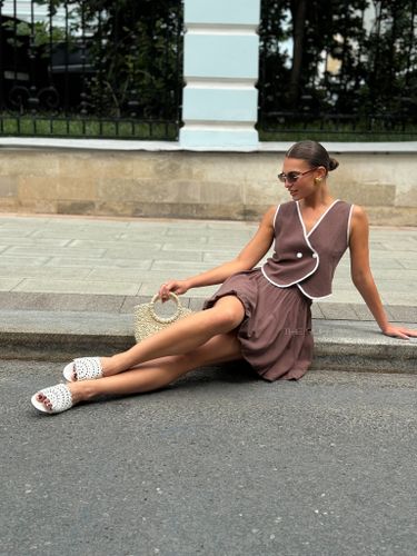 Шоколадный костюм из жилета и юбки