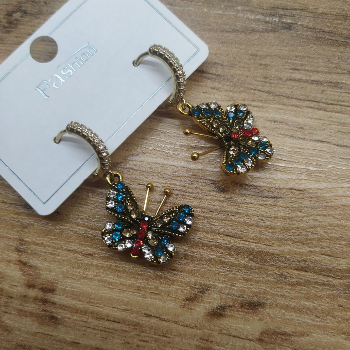 Серьги кольца подвеска Бабочка с усиками стразы цвет голубой бежевый красный металл золотистый