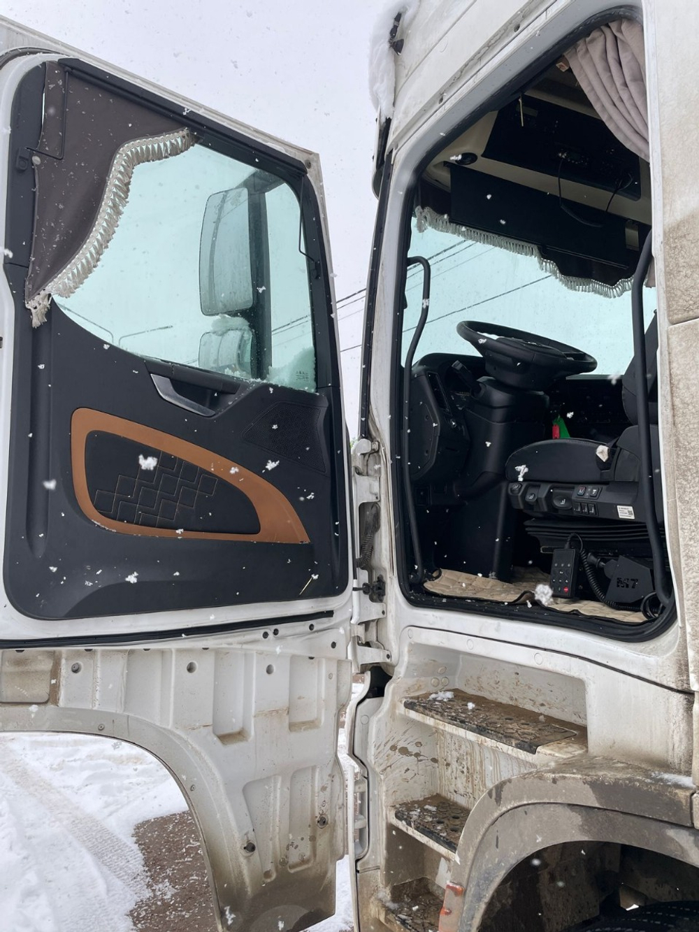 Shacman (Shaanxi) SX* 4x2 Седельный тягач SX4188YY381 (Дизельный, 12,5 л, 473 л.с., МТ)