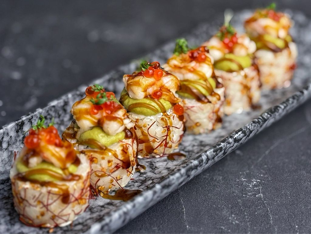 Ролл с креветкой, хурмой и гуакамоле