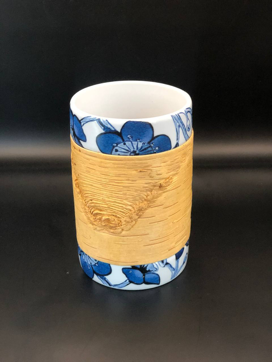 Кружка большая фарфоровая без ручки с берестой. Коллекция Log (Бревно) и Синие Дулевские Цветы.