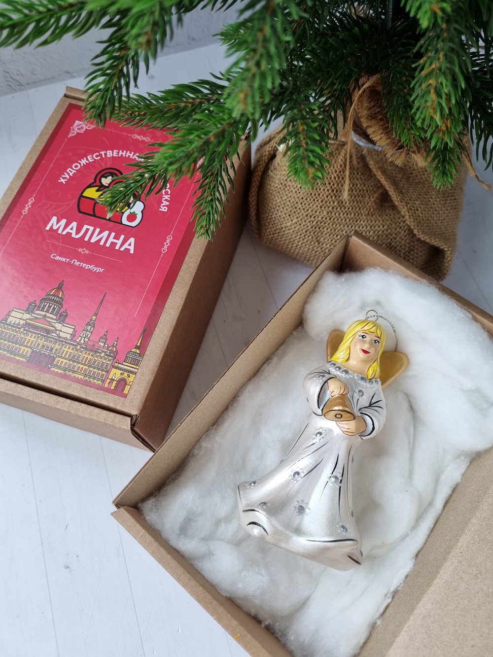 Ангел с колокольчиком ёлочная игрушка из фарфора