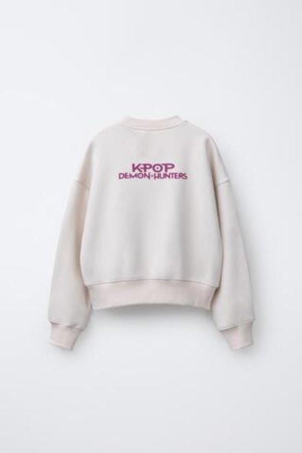 ZARA ТОЛСТОВКА С ПРИНТОМ KPOP DEMON HUNTERS™ NETFLIX ©, ЭКРЮ