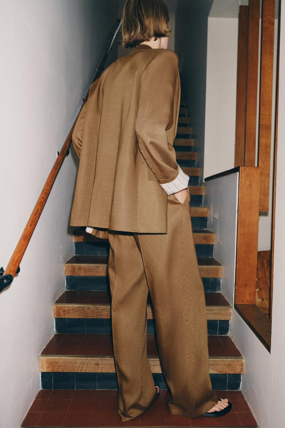 ZARA ДВУБОРТНЫЙ ЛЬНЯНОЙ БЛЕЙЗЕР СО СКАТАННЫМИ РУКАВАМИ, КАРАМЕЛЬНЫЙ