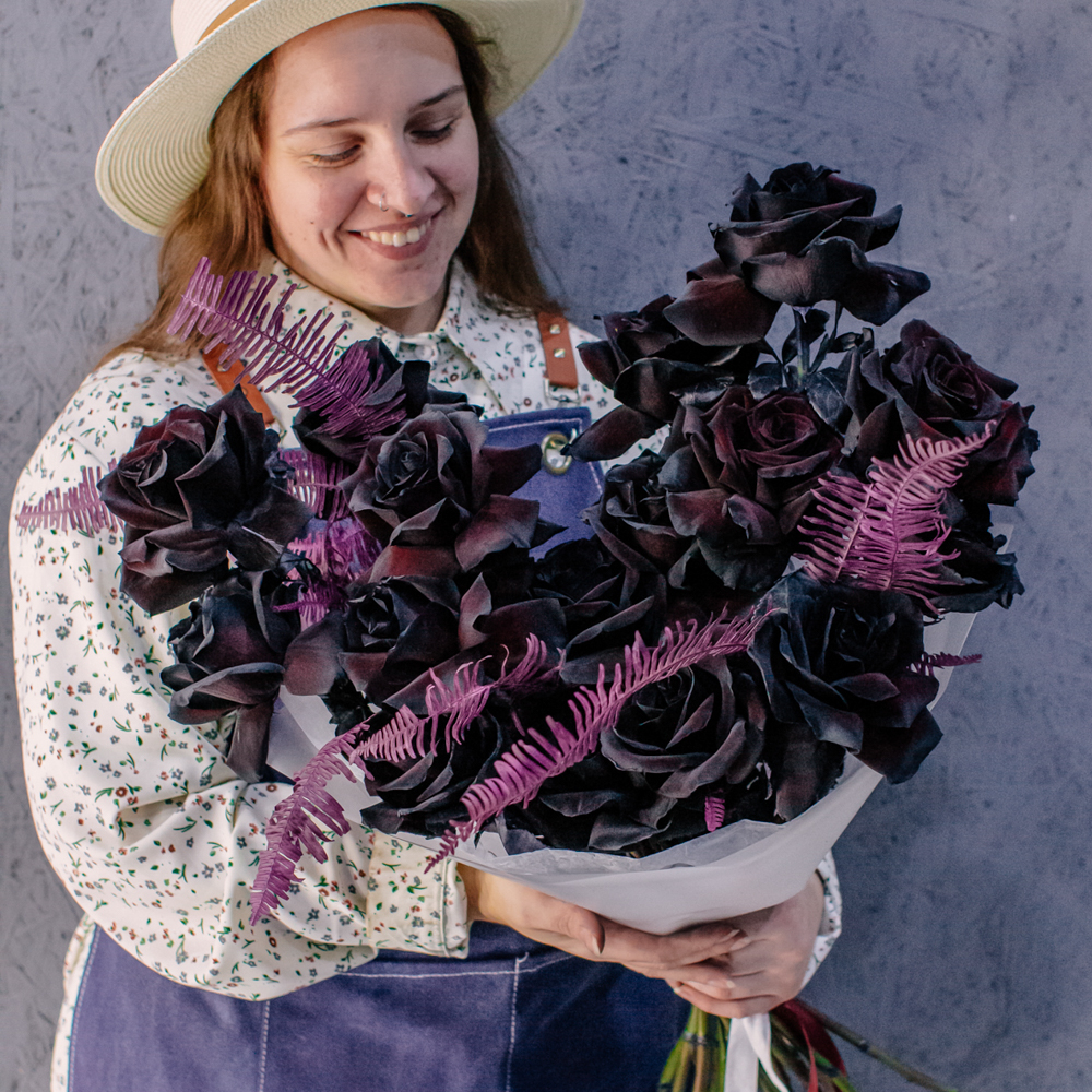 89. Темный букет с черными французскими розами