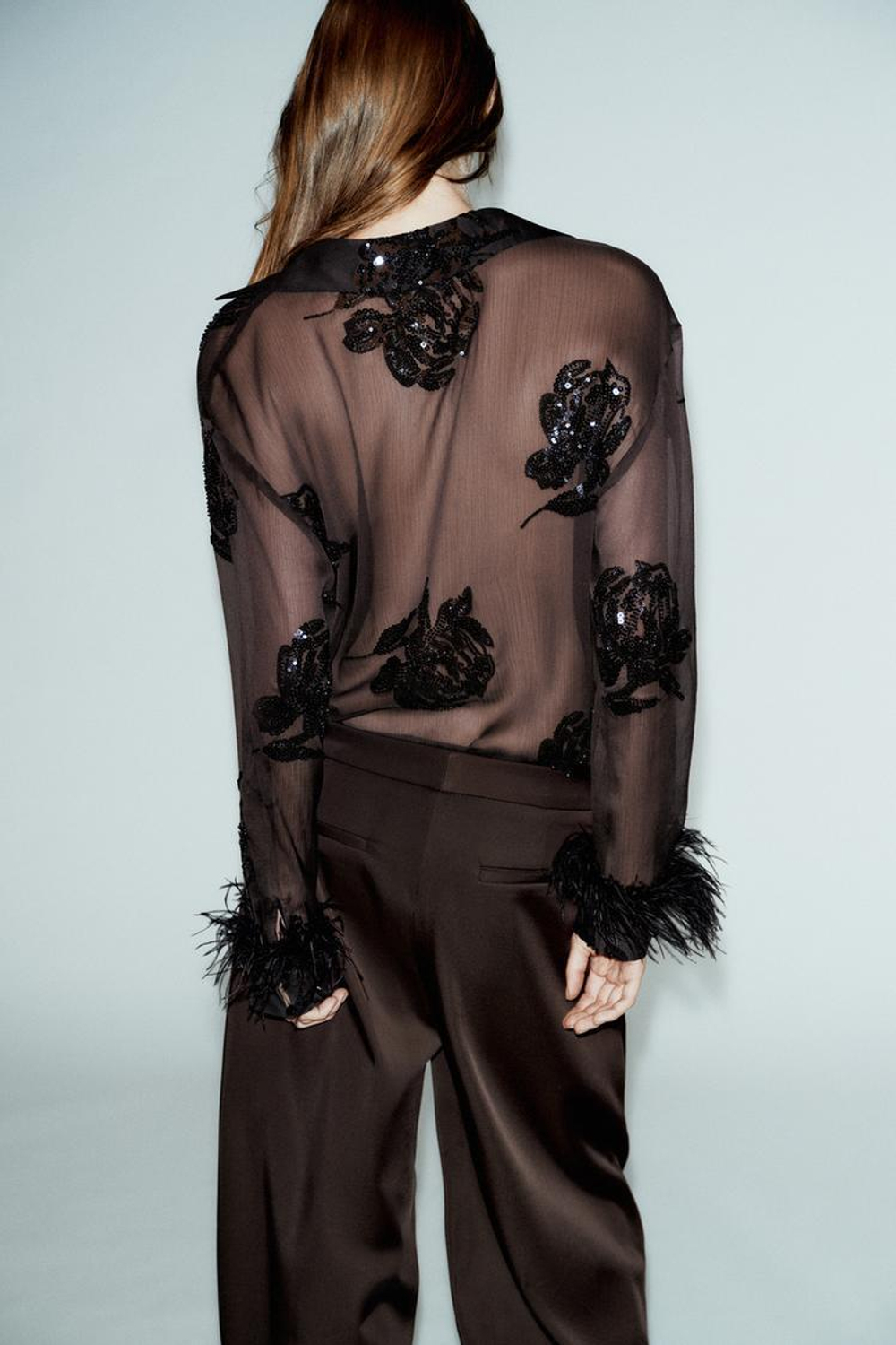 ZARA ПОЛУПРОЗРАЧНАЯ БЛУЗКА С ПАЙЕТКАМИ И ПЕРЬЯМИ, КОРИЧНЕВЫЙ