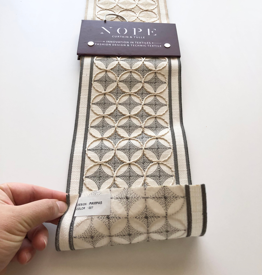 Римская штора Aisa арт. Lux blackout col. 03 с декоративным бордюром Nope Pampas-007 и карнизом