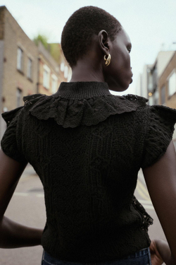 ZARA ТОП ИЗ ТРИКОТАЖА «РИШЕЛЬЕ» С ВОЛАНАМИ, ЧЕРНЫЙ