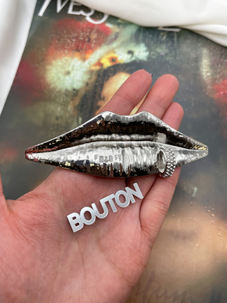 Брошь Скиапар. серебристая массивная в форме "Губ" с пирсингом в стразах