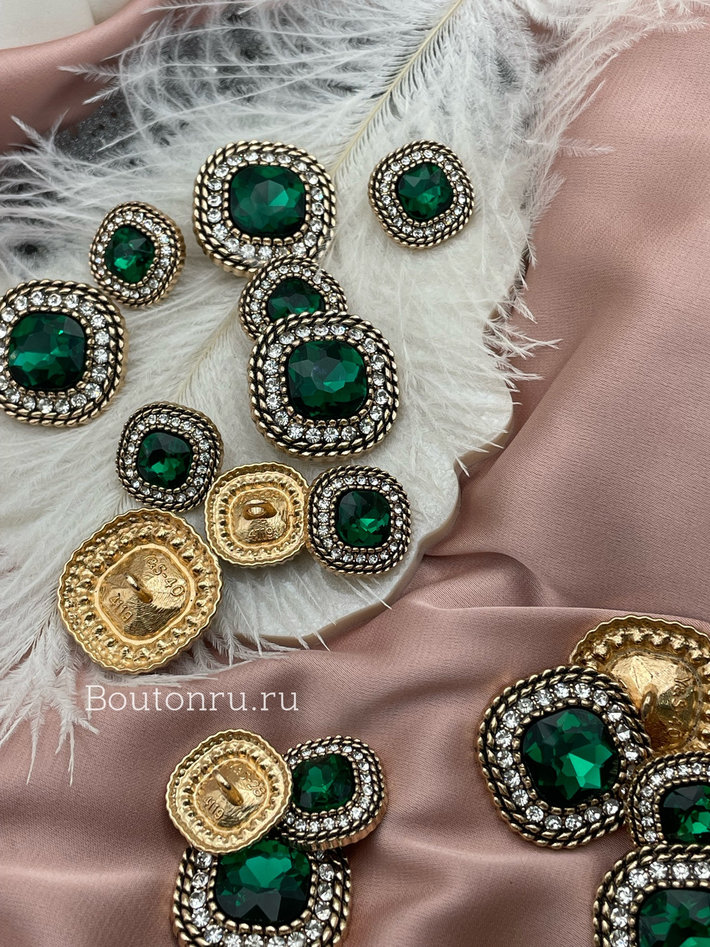 Пуговицы Квадрат золотые зеленые (изумрудные) со стразами и косичкой