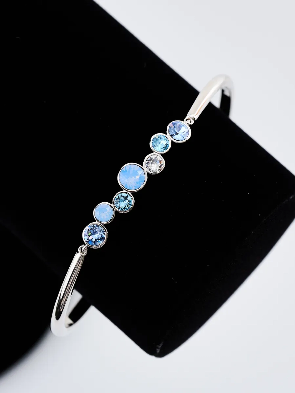 Жесткий браслет Эльза с голубыми камнями Swarovski