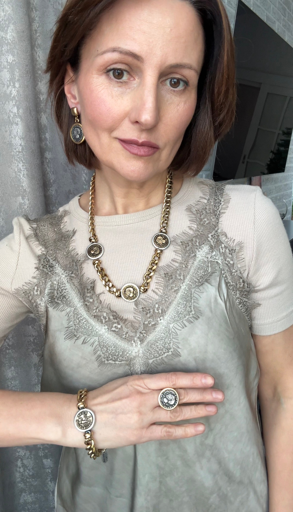 Браслет плоская золот.цепь с монетой с профилем римс.импер., оттенок золото с сер.кантом