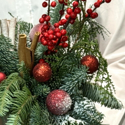 «Алая сказка» композиция с елью Нобилис , илексом и елочными шарами на Новый год