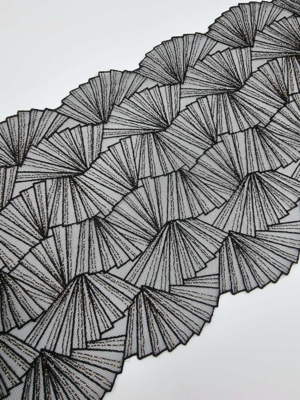 Вышивка на сетке чёрный/золото К705