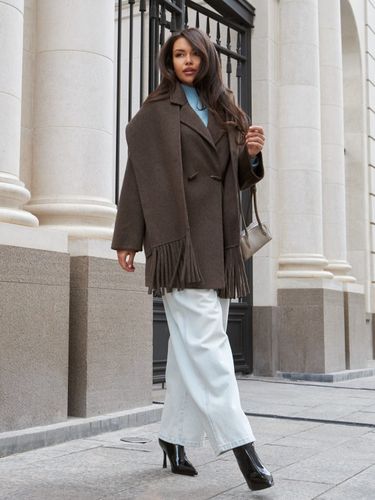 Укороченное пальто с шарфом в коричневом цвете