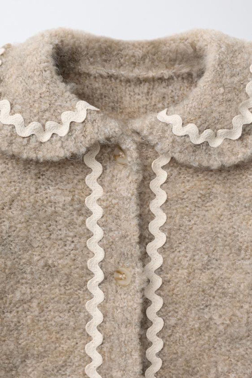 ZARA ВЯЗАНЫЙ КАРДИГАН С ВОЛАНОМ, СВЕТЛО-БЕЖЕВЫЙ