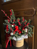 Композиция из хвои с илексом и свечой