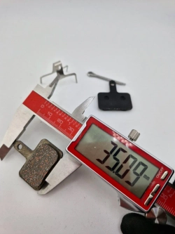 - Тормозные колодки дисковые для велосипеда и самоката