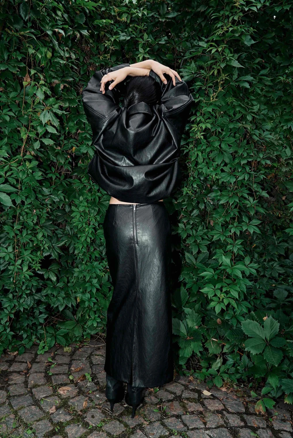 Утепленная юбка миди из экокожи