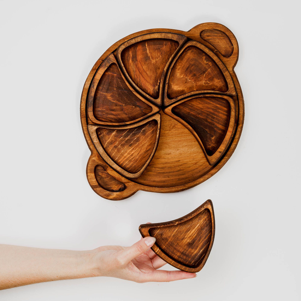 Деревянная менажница с ручками из кедра